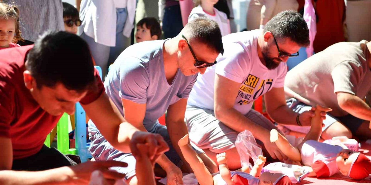 Babalar Bez Bağlama Yarışmasında Birbirine Rakip Oldu