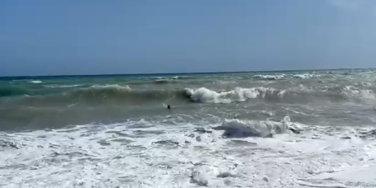 Denizde Mahsur Kaldı, Hayatını Dev Dalgalar Kurtardı