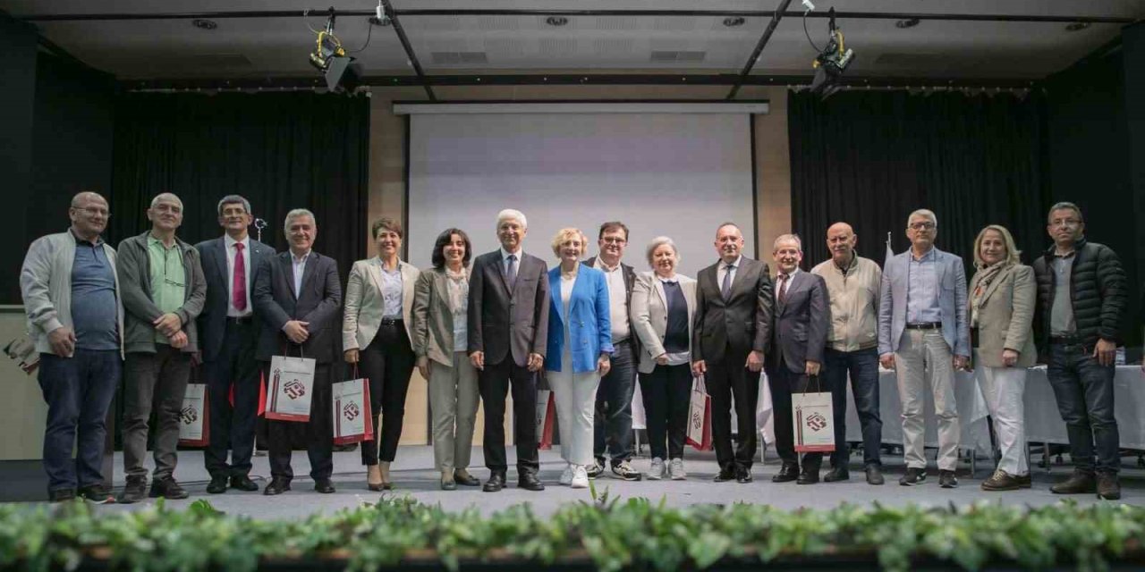 Estü Mezunları İle Öğrenciler Panelde Bir Araya Geldi