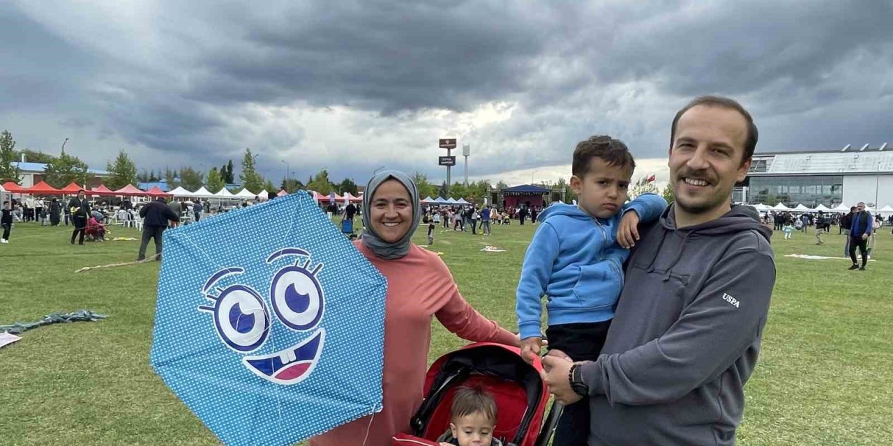 Uçurtma Etkinliğinde 7’den 70’e Herkes Çocuklar Gibi Eğlendi