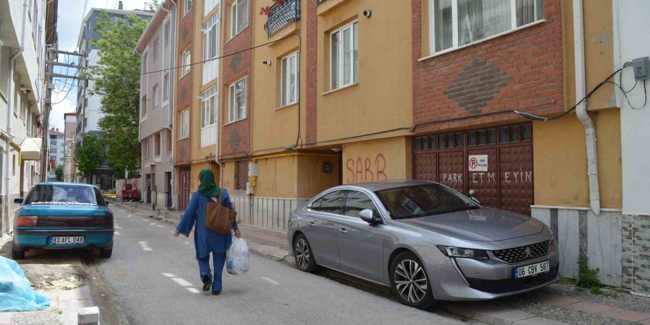 Araçlarla Dolan Kaldırımlar Yayalara Zor Anlar Yaşattı