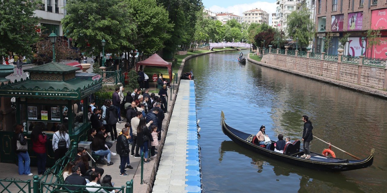 Gondola Binebilmek İçin İskelede Dakikalarca Sıra Beklediler