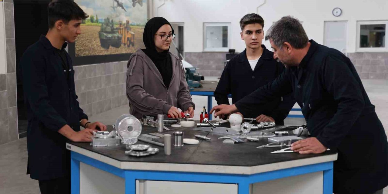 Lise Öğrencileri Savunma Sanayiine 200’den Fazla Parça Üretiyor