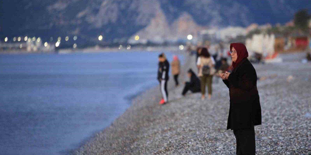 Hıdırellez’de Konyaaltı Sahiline Akın Ettiler