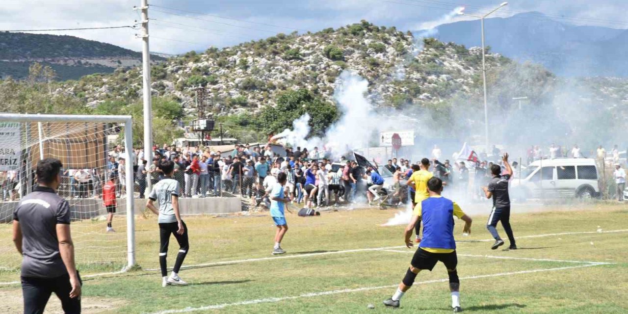 Aynı Puanda İki Takımın Şampiyonluk Maçında Taşlar Ve Soplar Havada Uçuştu