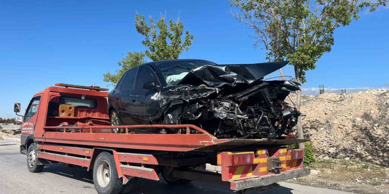 Otoyolda Otomobil Bariyerlere Çarptı: 5 Yaralı