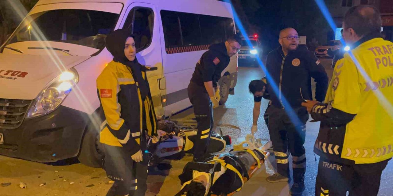 Minibüse Çarpan Motosikletteki 2 Kişi Yaralandı
