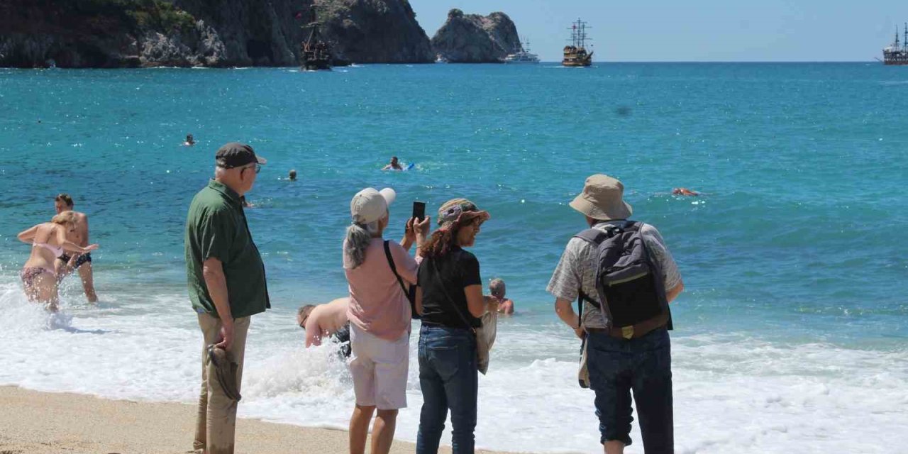 Alanya’da Turistler Sıcak Havanın Keyfini Sahilde Çıkardı