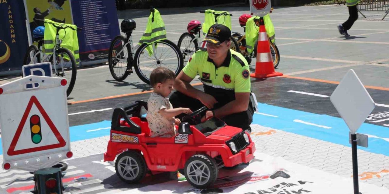 Alanya’da Trafik Haftasında Öğrenciler Bilgilendirildi