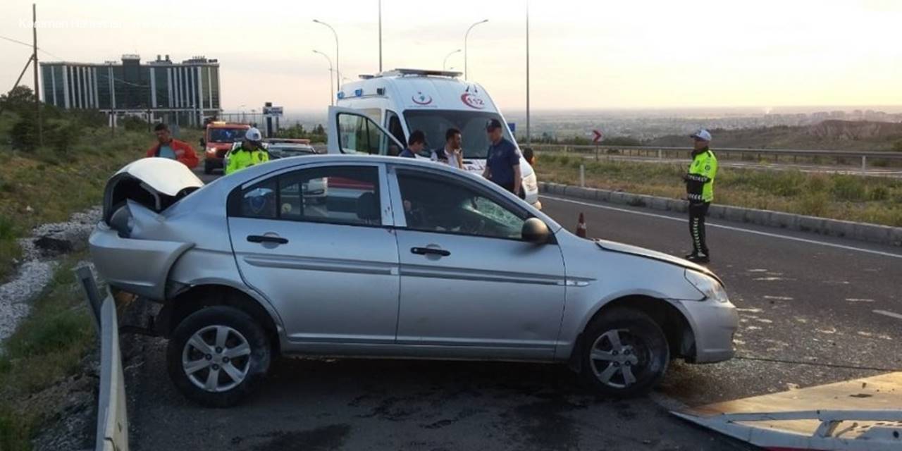 Aksaray’da Otomobil Tur Minibüsüne Çarptı: 4 Yaralı