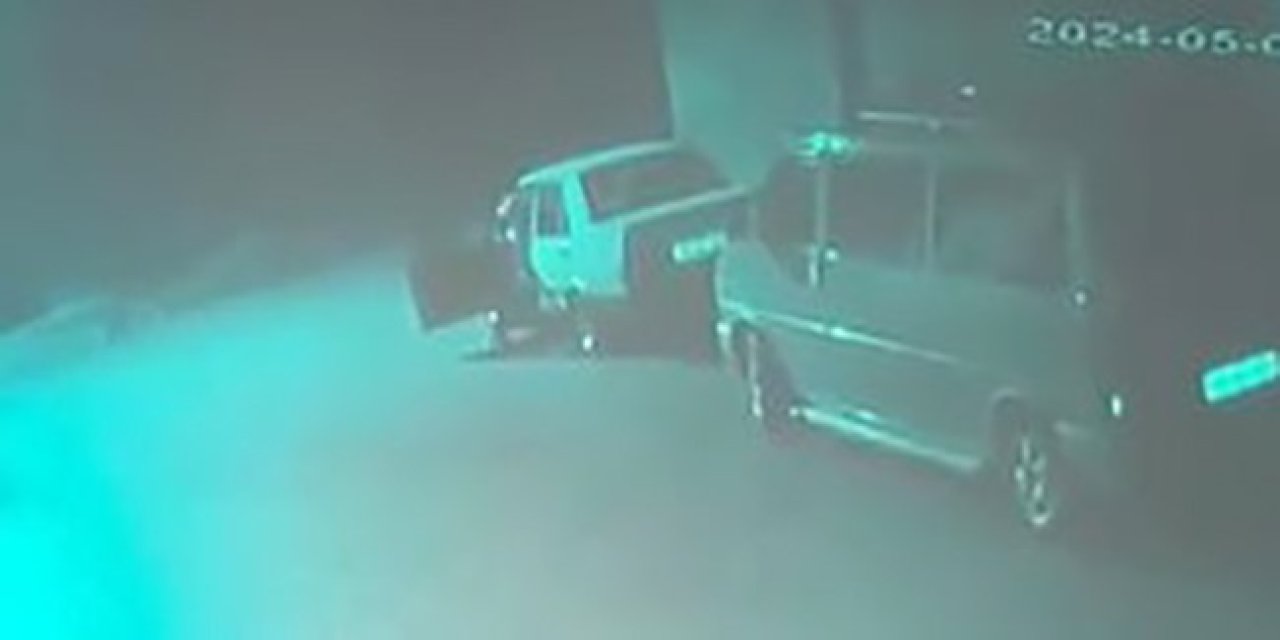 Park Halindeki Otomobilin Çalınma Anı Güvenlik Kameralarına Yansıdı
