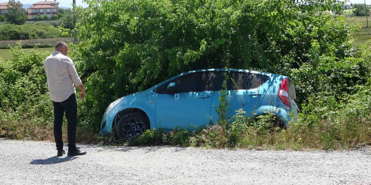 Böğürtlenler Şarampole İnen Otomobile Hava Yastığı Oldu, Sürücünün Burnu Dahi Kanamadı