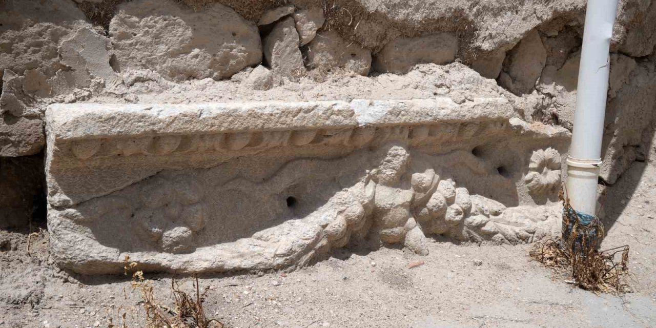 Kemerhisar’da Evin Temelinde Tarihi Eser Niteliğinde Mimari Parçalar Çıktı