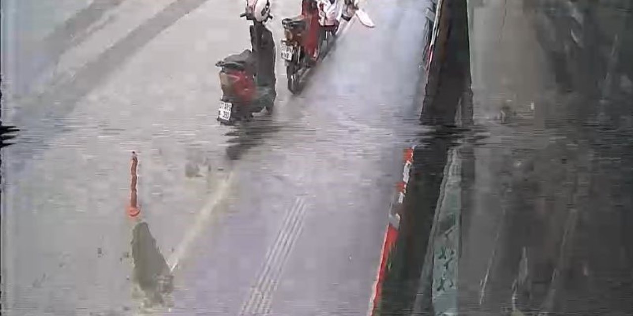Motosikletle Metrelerce Sürüklendi, Hiçbir Şey Yokmuş Gibi Kalkıp Motosikletini Yerden Kaldırdı