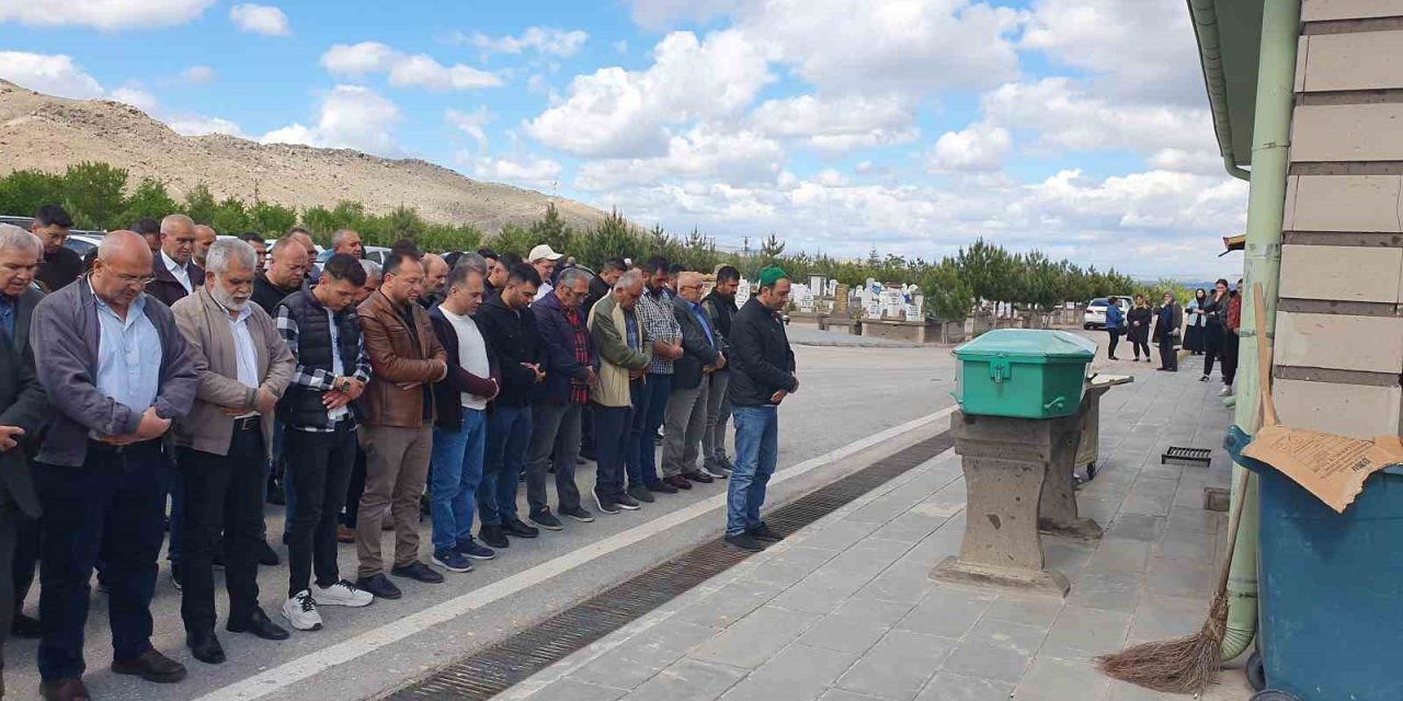 Suç Makinesi Babası Tarafından Öldürülen Kadın Toprağa Verildi