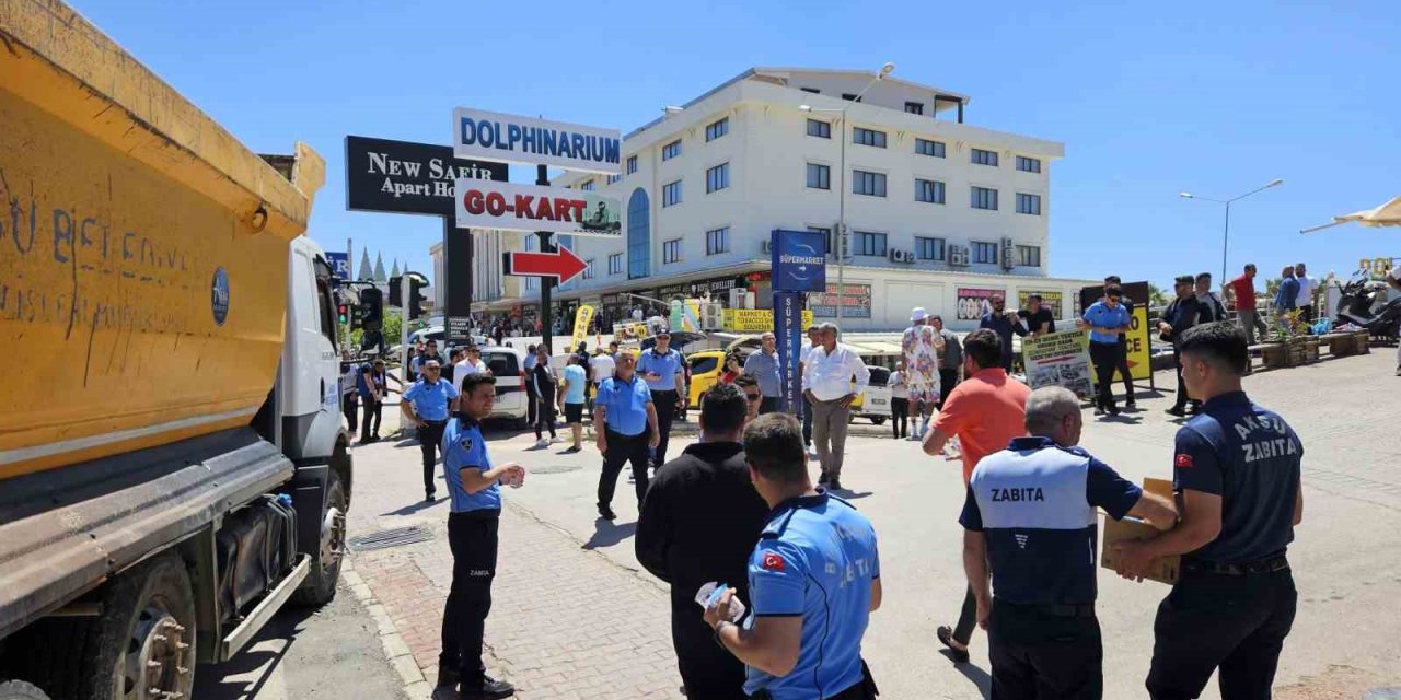 Görüntü Kirliliği Oluşturup Sokak Trafiğini Zora Sokarak Turizmi Olumsuz Etkileyen Yapı İşgalleri Kaldırılıyor