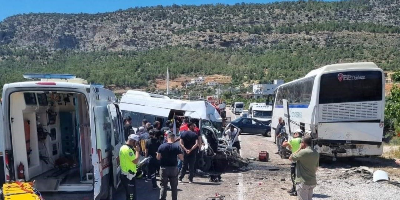 Mersin’de Servis Minibüsü Park Halindeki Otobüse Çarptı: 1 Ölü, 2 Yaralı