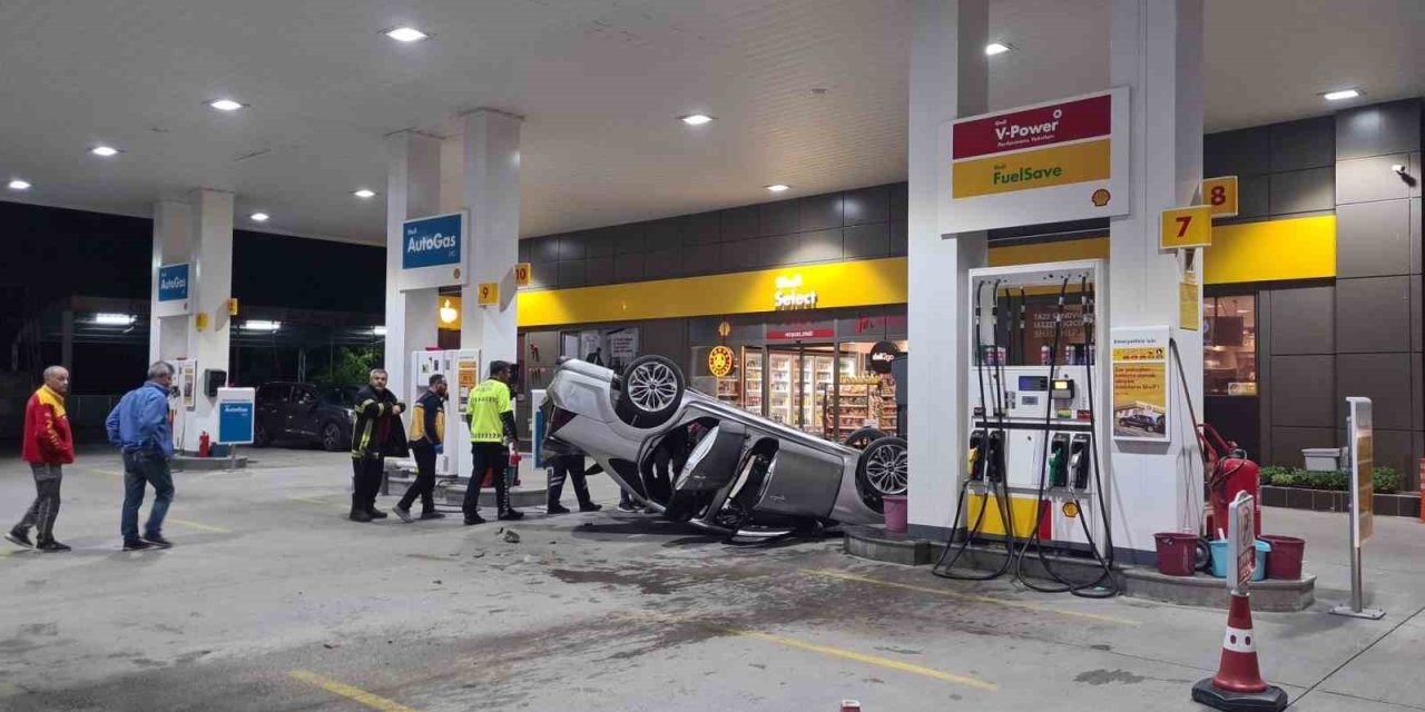 Akaryakıt İstasyonunda Faciadan Dönüldü: Kaza Yapan Otomobil Pompa Önünde Takla Attı