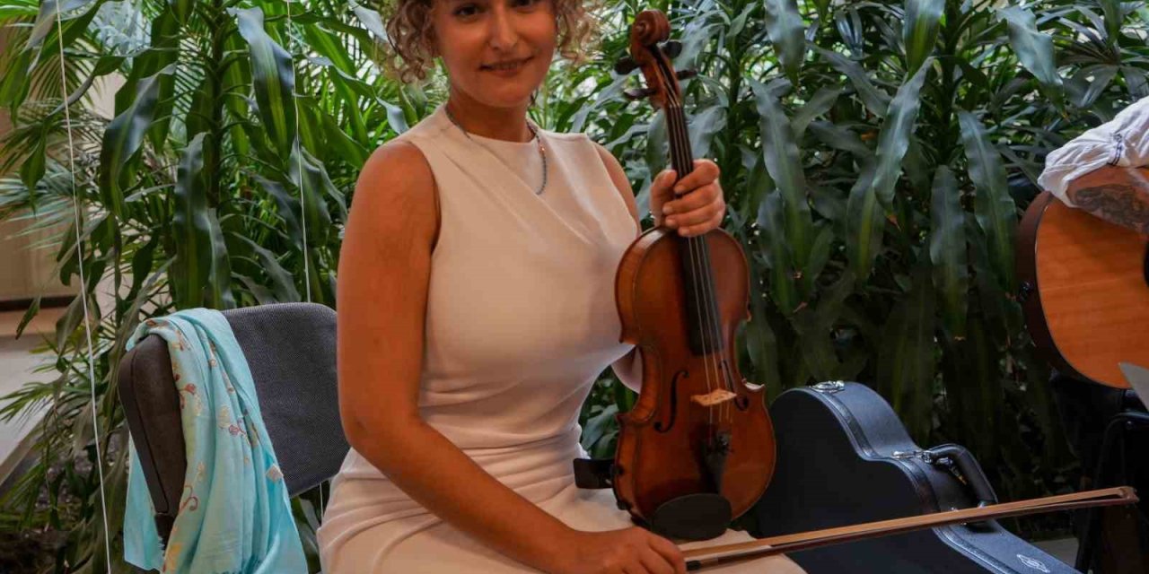 Yumurtalık Kanserini Yenen Keman Sanatçısı Hastanede Moral Konseri Verdi