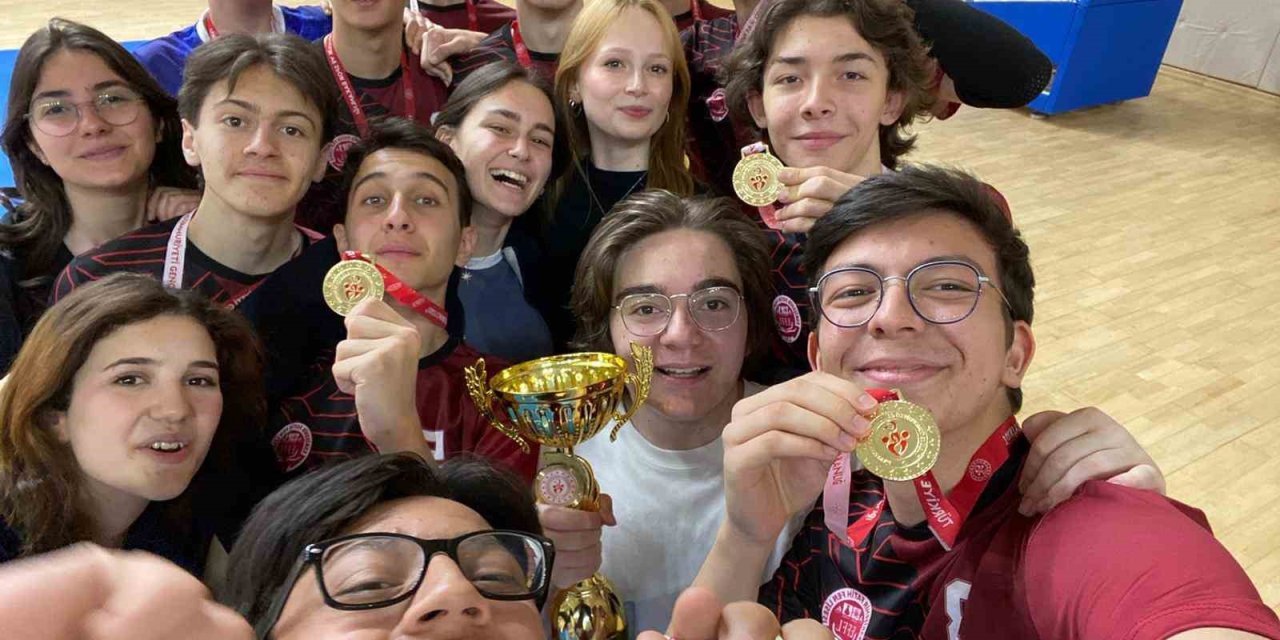 Eskişehir Fatih Fen Lisesi ‘erkek Voleybol’ Da Şampiyon