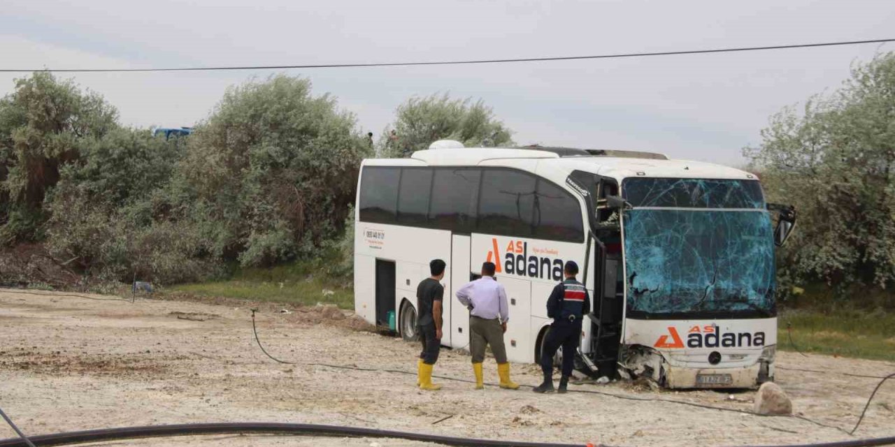 Yoldan Çıkan Yolcu Otobüsü Tarlaya Girdi: 4 Yaralı