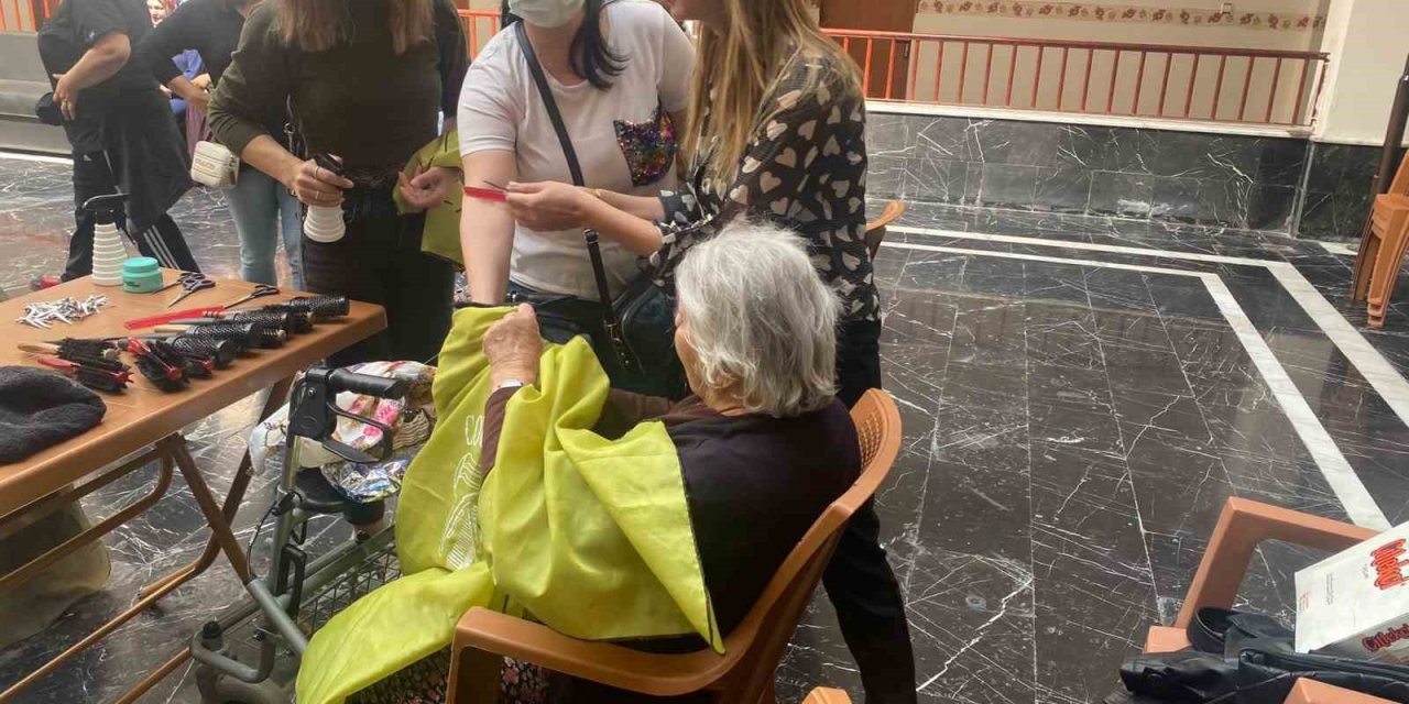 Talaslı Kursiyerlerden Huzurevine ‘anneler Günü’ Ziyareti