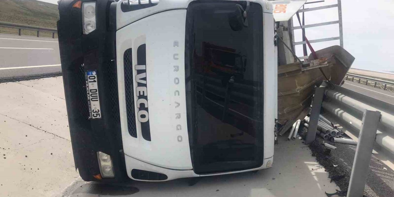 Konya’da Plastik Boru Yüklü Kamyon Devrildi: 1 Yaralı