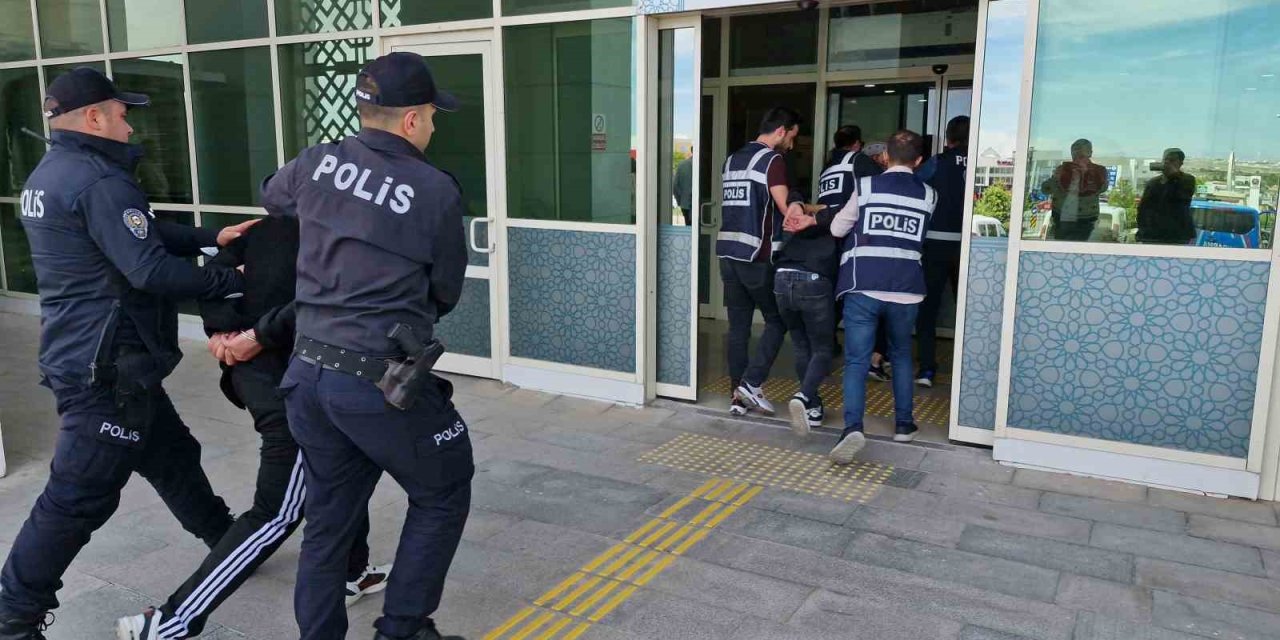 Karaman'da Cep Telefonunu Gasp Edenler Yakalandı