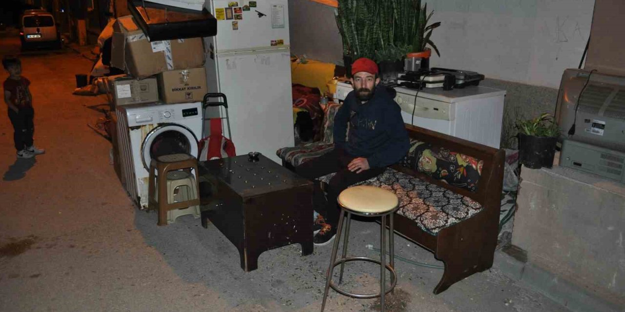 Tahliye Kararıyla Evden Atılan Çolak Ailesi 2 Gündür Sokakta Yaşıyor