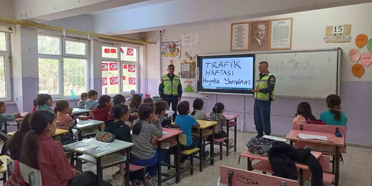 Develi’de Jandarma Ekipleri Öğrenci Ve Öğretmenlere Trafik Eğitimi Verdi