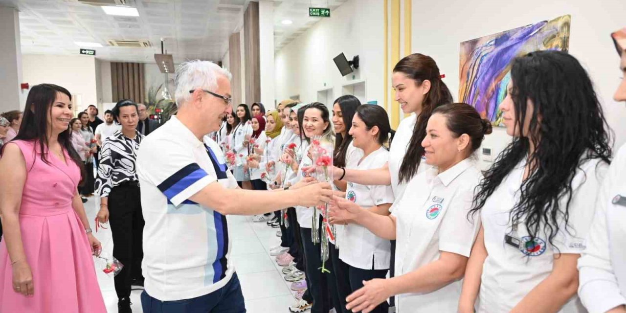 Kepez’de Anneler Günü Kırmızı Karanfillerle Kutlandı