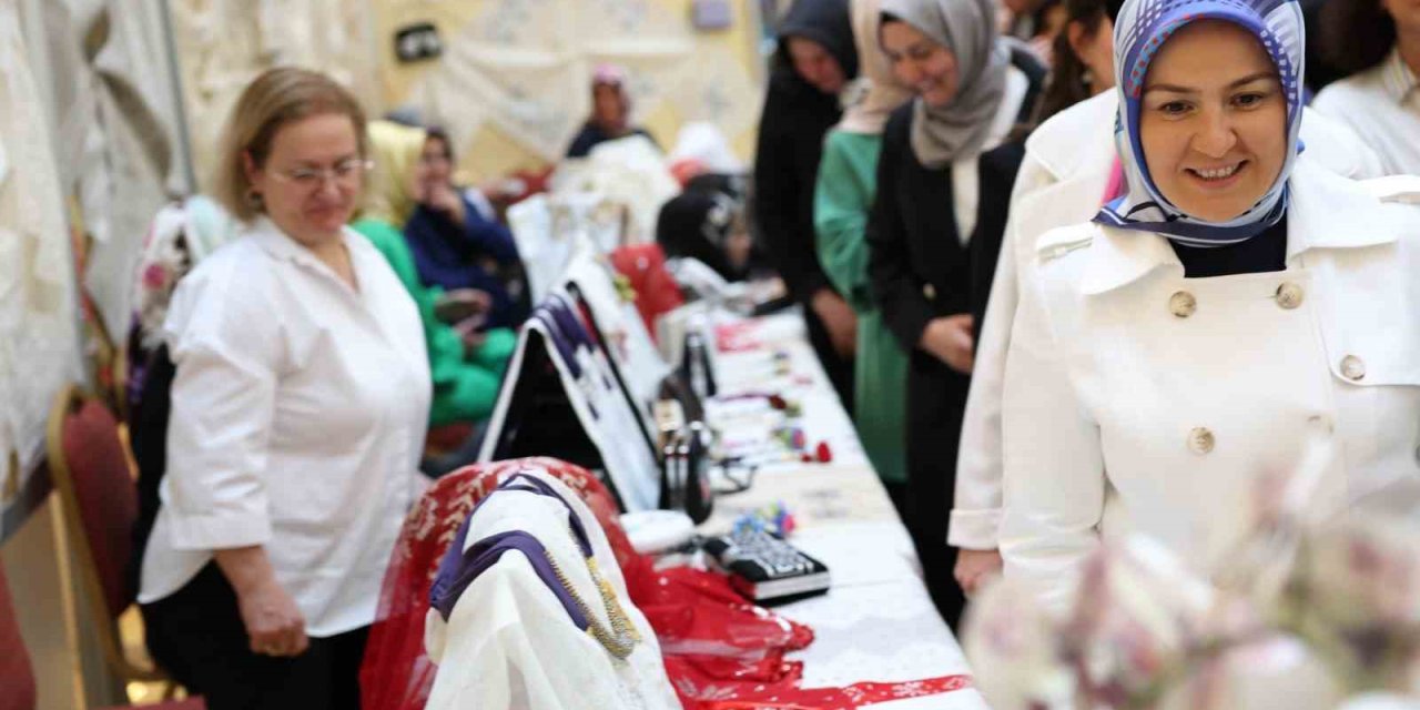 Kocasinan Akademi’den Anneler Günü’ne Özel Göz Kamaştıran Sergi