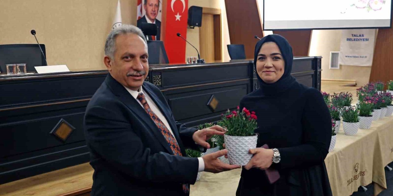 Başkan Yalçın Anneler Günü’nü Çiçeklerle Kutladı