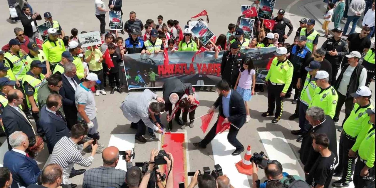 Başkan Dinçer Öğrencilerle Yaya Geçidi Çizgisini Boyadı