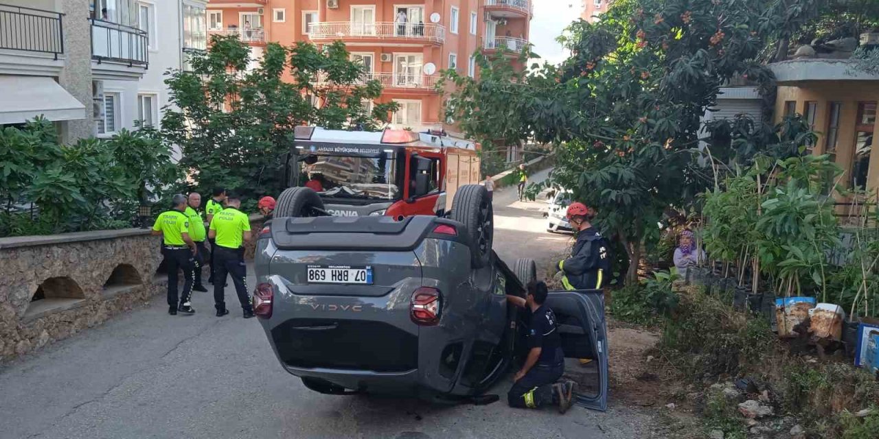Alanya’da Kontrolden Çıkan Otomobil Devrildi: 3 Yaralı