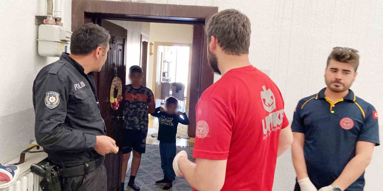 Çocuklarını Eve Kilitleyip İşe Giden Anne Ekipleri Alarma Geçirdi
