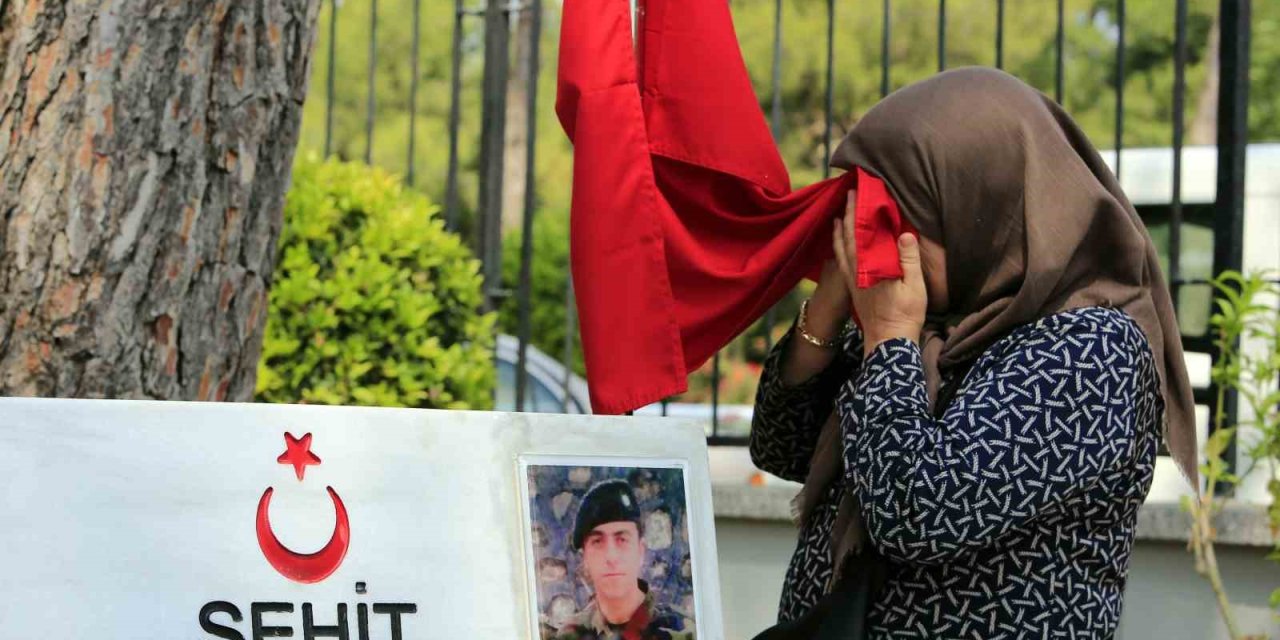 Şehit Kabirlerinde Buruk Anneler Günü