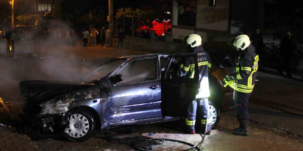 Park Halindeyken Alev Alan Otomobil Kullanılamaz Hale Geldi