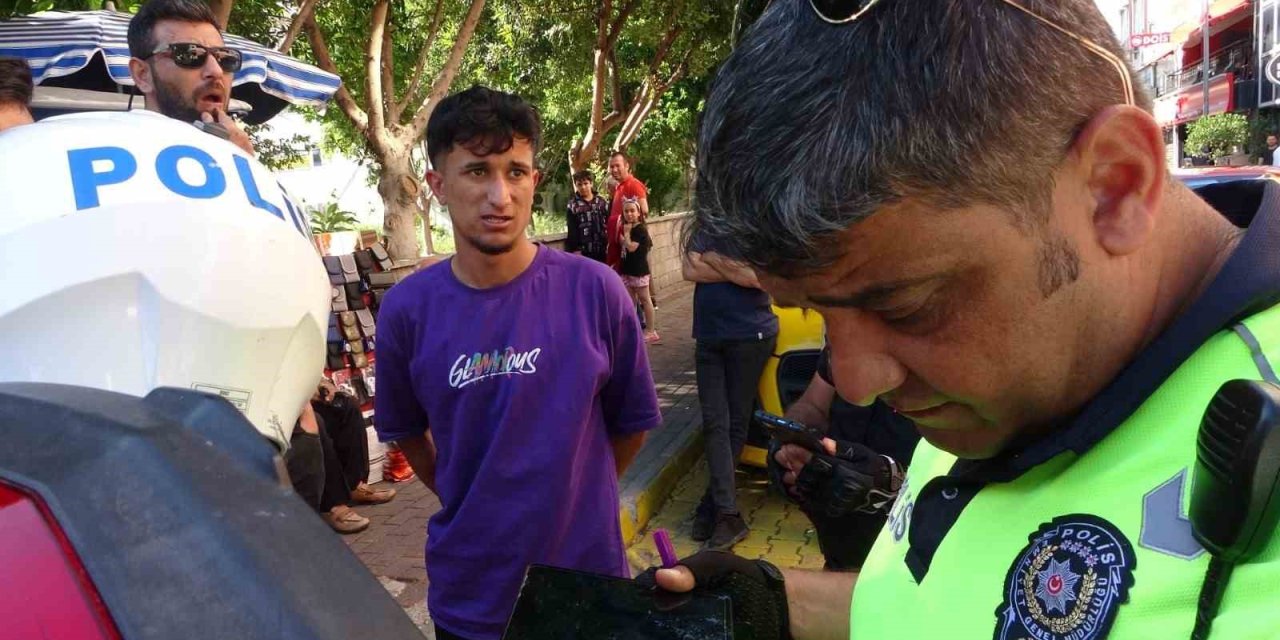 Ehliyetsiz Ve Aranması Olan Şahıs Polisleri Görünce Panikledi