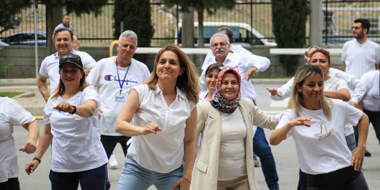 Sağlık Çalışanları Hastane Bahçesinde Spor Yaptı