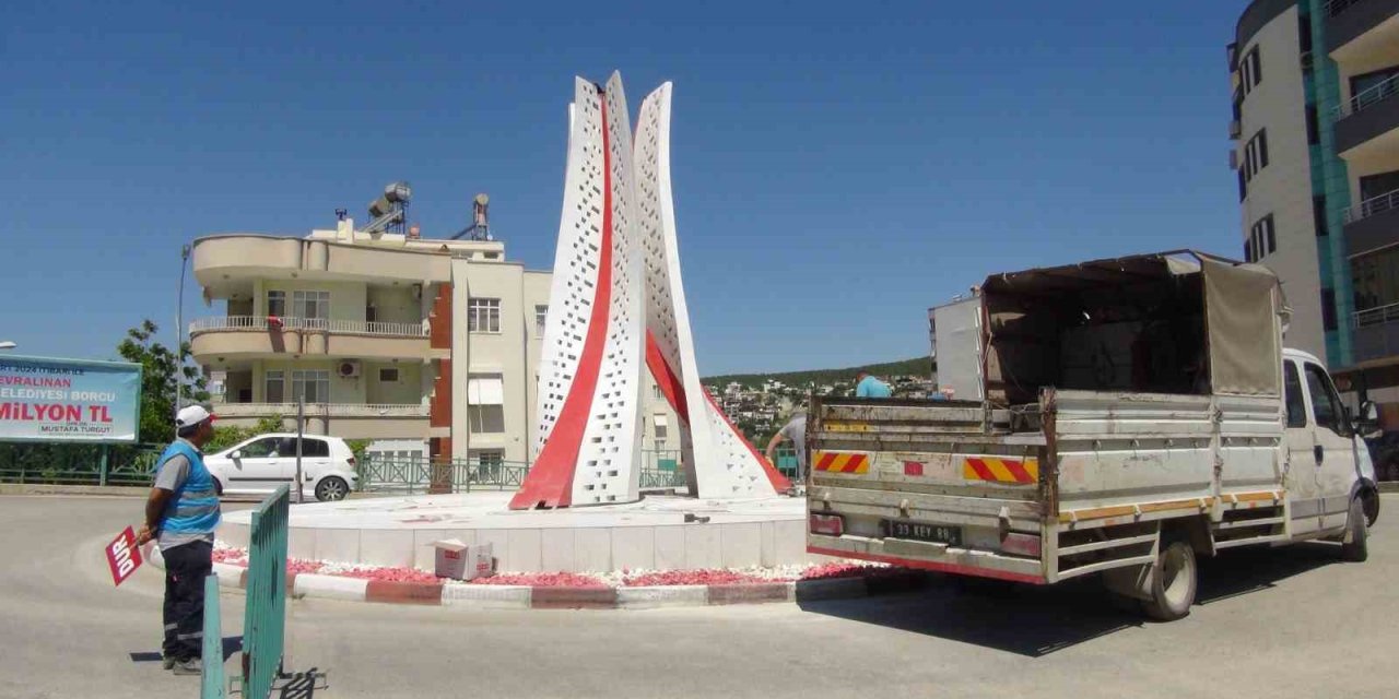 Silifke’de Ay Yıldız Anıtının Sökülmesi Tepkilere Neden Oldu