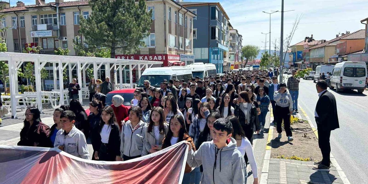 Tomarza’da, Coşkulu Gençlik Yürüyüşü