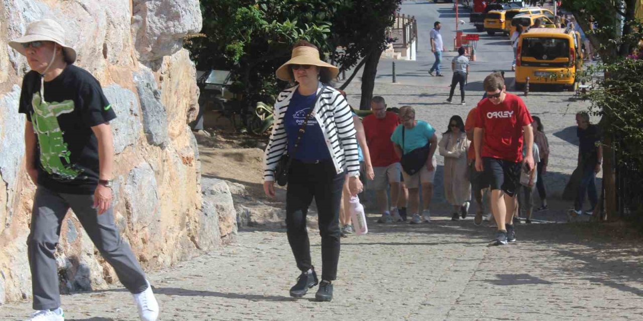 Turizm Kenti Alanya’ya Sezonun 2’nci Yolcu Gemisi Demirledi