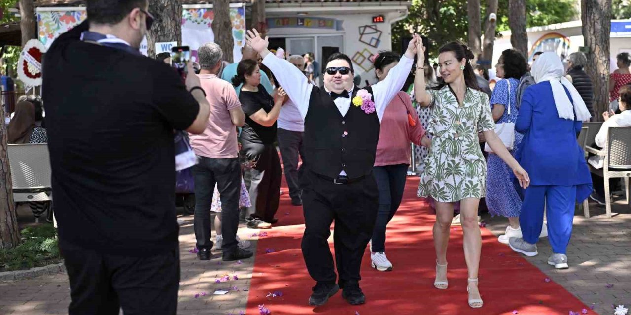 Özel Çocuklar İçin Kırmızı Halıda Özel Defile