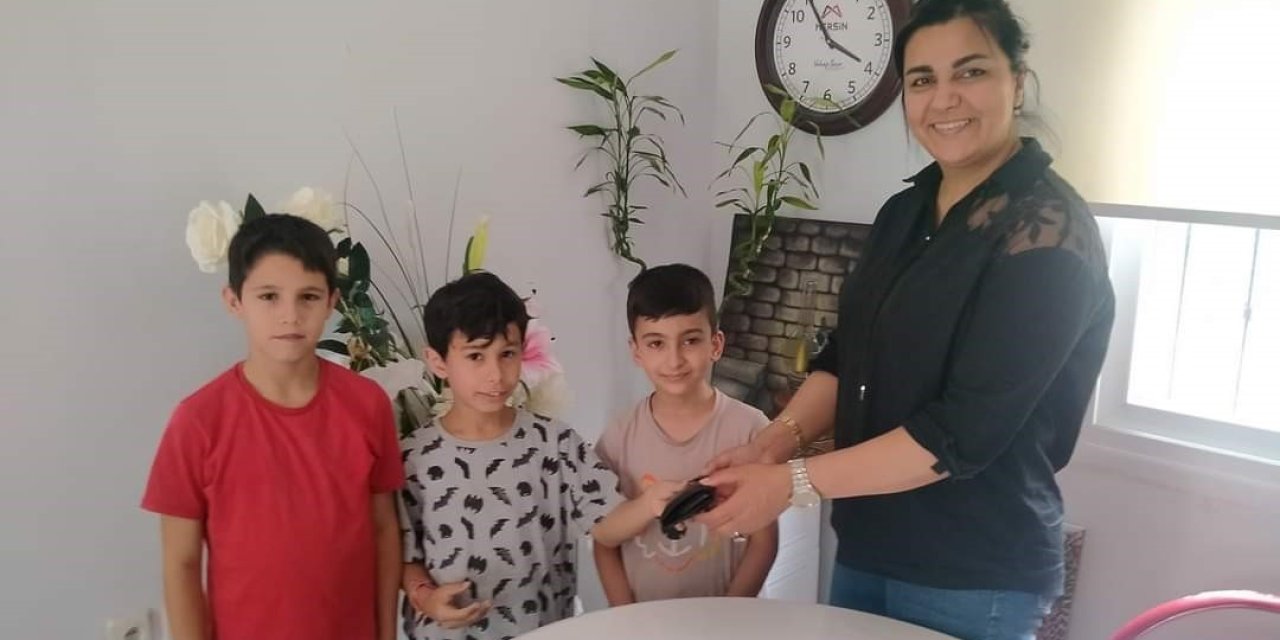 Parkta Cüzdan Bulan Çocukları Muhtar Ve Cüzdan Sahibi Ödüllendirdi