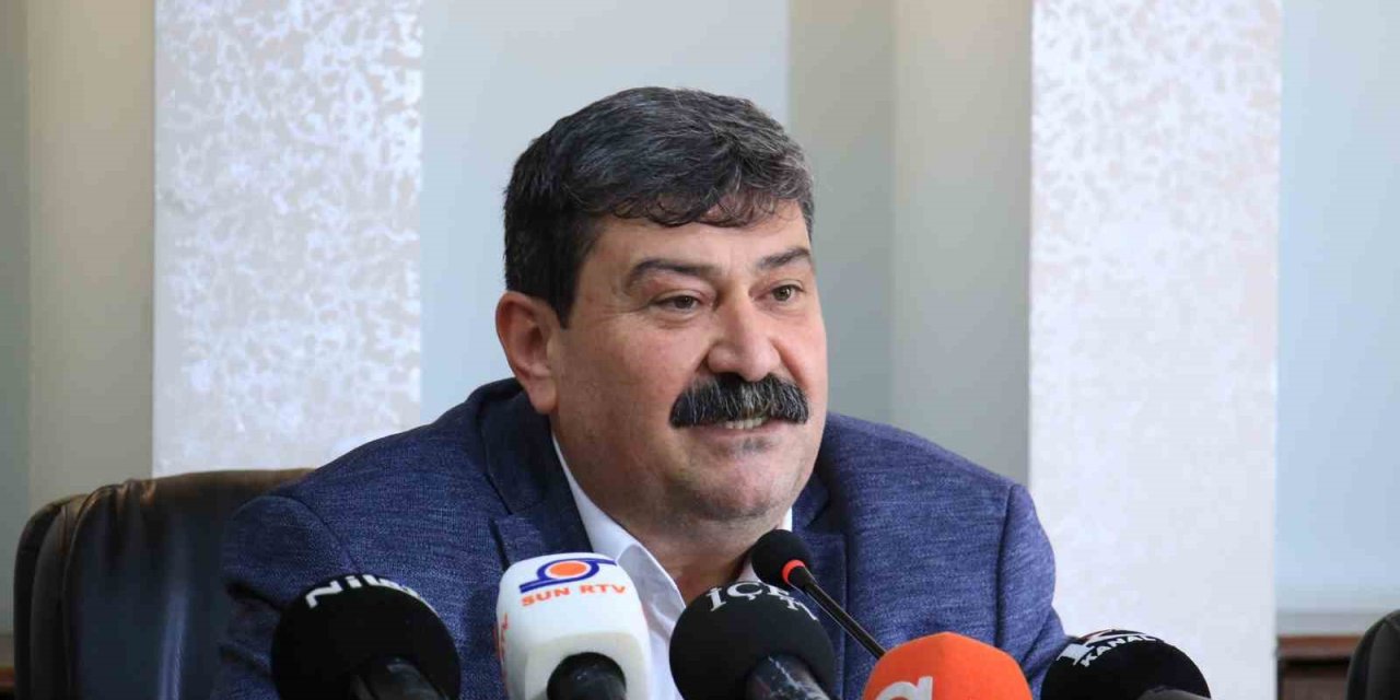 Toroslar Belediyesinin Borçları Belediye Binasına Asıldı