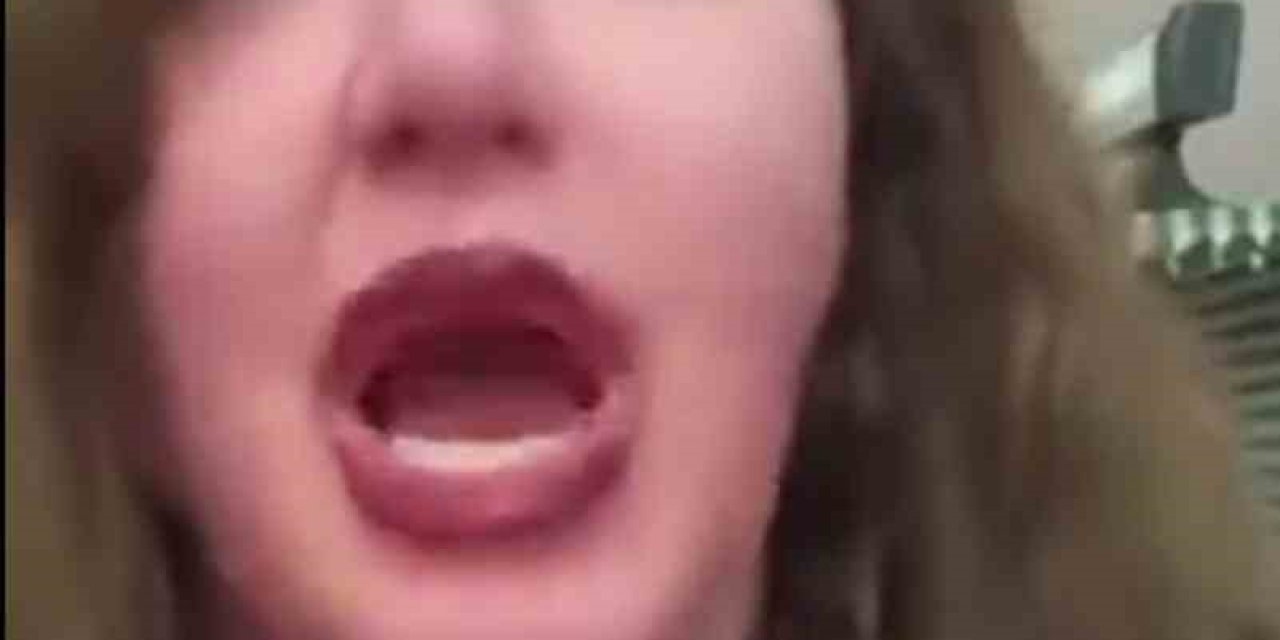 Canlı Yayında 8 Yaşındaki Kızına Müstehcen Kelimeler Kullanan Kadın Gözaltına Alındı