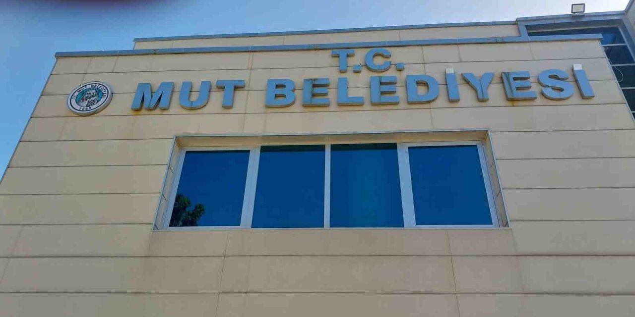 Yeni Başkan, Mut Belediyesinin Borcunu Astırdığı Afişle Duyurdu