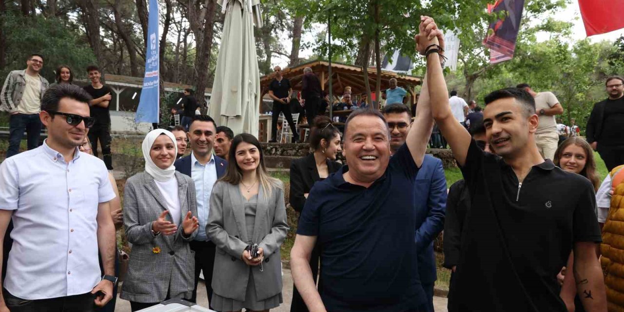 Başkan Böcek: "gençlerimizin Geleceğe Umutla Bakması İçin Çalışıyoruz"