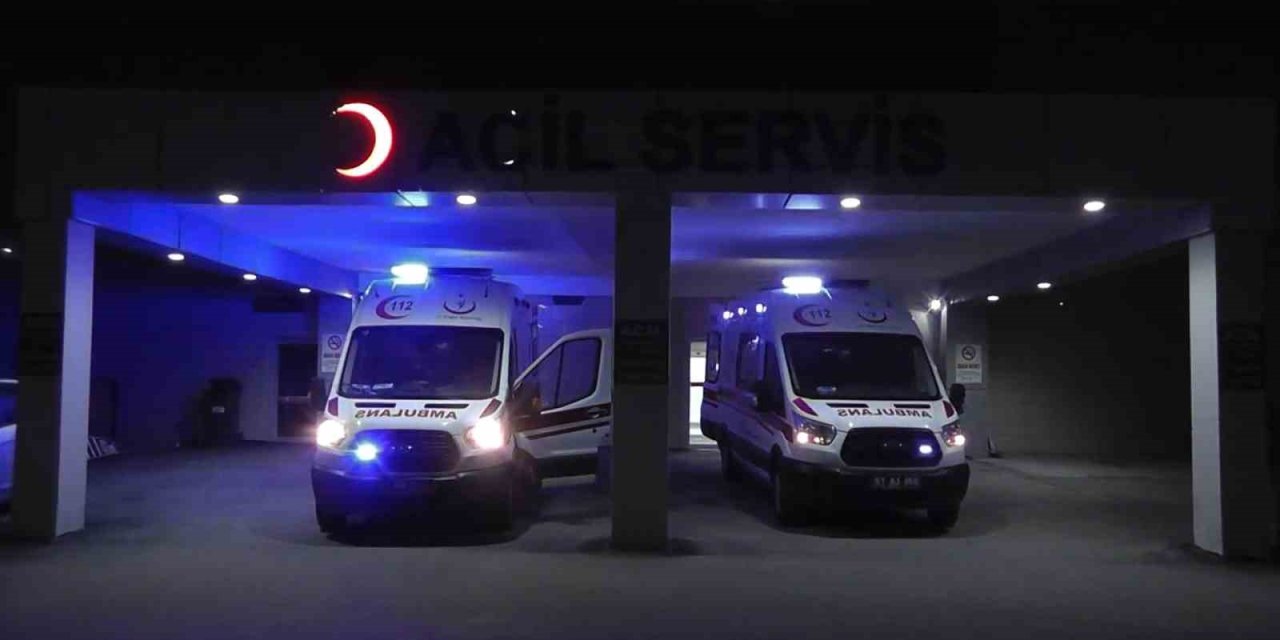 Kayseri-niğde Yolunda Tıra Çarpan Araç Takla Attı: 2 Yaralı